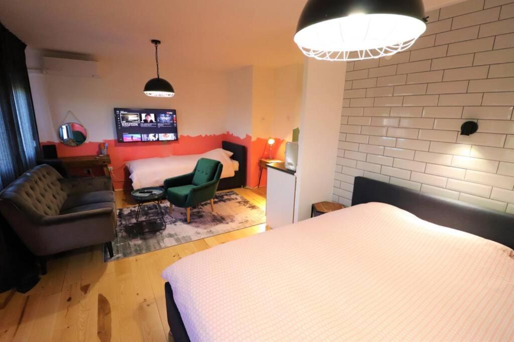 Room Emma,Between Bus And Train Station,Netflix,Speed Wi-Fi Zagreb Exterior foto